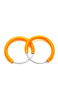 Load image into Gallery viewer, Two interlocked key rings, each bright orange plastic and shiny silver, lie on white and reflect the modern style of small, metallic colored Creolen Ohrringe made of 925er Sterling Silber.
