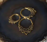 Load image into Gallery viewer, Universal Piercing Ring Brass Herz Bögen Punkte gold - chic - net.de
