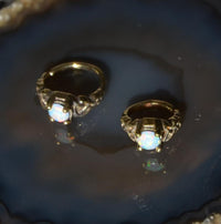 Cargar imagen en el visor de la galería, Universal Piercing Ring Brass Knoten celtic Opal weiß - chic - net.de
