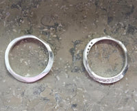 Cargar imagen en el visor de la galería, zwei Silberringe Set kantig gewunden Glitzer Zirkonia matt - chic - net.de
