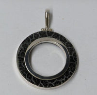 Load image into Gallery viewer, Korallenanhänger Anhänger Koralle schwarz gefärbt Blumenstruktur O-Form 925er Sterling Silber gefasst
