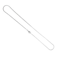 Cargar imagen en el visor de la galería, A thin Silberkette 1 mm Schlangen Kette Charmträger Collierkettchen aus 925er Sterling Silber liegt flach oval, mit kleinem Ringchen-Verschluss in der Mitte.
