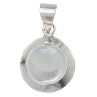 Cargar imagen en el visor de la galería, Runder Perlmutt Anhänger für Damen aus 925er Sterling Silber mit breitem Rand, kreisrundem, transluzentem Perlmutt in der Mitte und glattem Metall-Bügel zur Befestigung an einer Kette.
