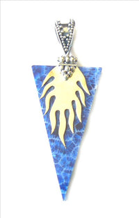 Load image into Gallery viewer, Korallenanhänger Anhänger Koralle blau gefärbt Blumenstruktur Flamme Dreieck 925er Sterling Silber
