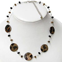 Load image into Gallery viewer, Muschelkette, Damenkette aus braun-hellbraungefärbten Perlmuttmuscheln und Glitzerperlen, mit Edelstahlschmuckdraht, 42-48cm Länge
