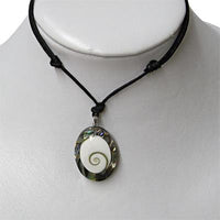 Load image into Gallery viewer, Shivaauge Kette Abalone Muschel Anhänger (30x20mm) oval verstellbar Baumwollkette
