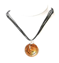 Cargar imagen en el visor de la galería, Glasanhänger mit Stoffkette, Orange mit Wirbelmuster, rund, 3cmØ
