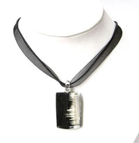 Cargar imagen en el visor de la galería, Glasanhänger schwarz silber Kette rechteckig 2,7 x 3,5 cm verstellbar Baumwollfäden
