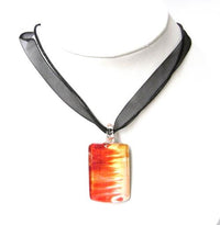 Cargar imagen en el visor de la galería, Glasanhänger mit Stoffkette, Rot und Weiß, rechteckig, 2,7x3,5cm
