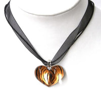 Cargar imagen en el visor de la galería, Glasanhänger mit Stoffkette, Orange mit Strichen, herzförmig, 3,5x2,5cmØ
