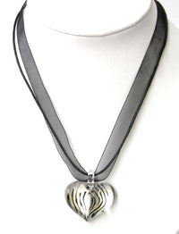 Load image into Gallery viewer, Glasanhänger mit Stoffkette, Weiß mit Strichen, herzförmig, 3,5x2,5cmØ
