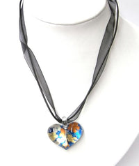 Cargar imagen en el visor de la galería, Glasanhänger mit Stoffkette, Bunt mit Muster, herzförmig, 3,5x2,5cmØ
