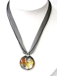 Cargar imagen en el visor de la galería, Glasanhänger mit Stoffkette, Schwarz mit Kreismuster, rund, 3cmØ
