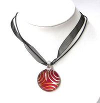 Cargar imagen en el visor de la galería, Glasanhänger mit Stoffkette, Rot mit Kreismuster, rund, 3cmØ
