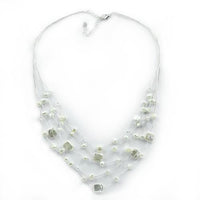 Load image into Gallery viewer, Seidenfaden Kette weiß creme Perlen Quadrat Kristallperlen handgefädelt 50 cm Verschluss nickelfrei
