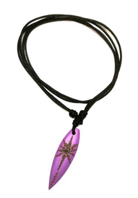 Cargar imagen en el visor de la galería, Surferkette Holzkette Kette Sono Holz Baumwolle Surfer Style Surfbrett Holzanhänger Unisex Schmuck lila gefärbt Muster

