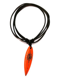 Cargar imagen en el visor de la galería, Surferkette Holzkette Kette Sono Holz Baumwolle Surfer Style Surfbrett Holzanhänger Unisex Schmuck orange gefärbt Muster
