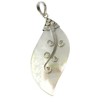 Load image into Gallery viewer, Perlmutt Anhänger Welle Damenanhänger 925er Sterlingsilber eingefasst Spiralmuster
