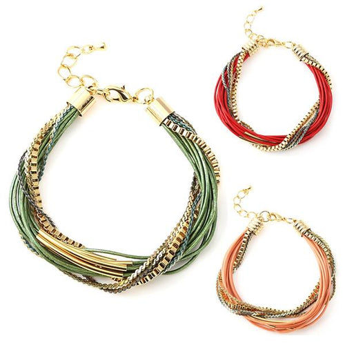 Set Kette Armband: Drei nickelfreie 18-Karat-vergoldete Leder-Bündel in Rot, Grün und Beige mit goldenen Details und verstellbarem Kettenverschluss—ein stilvolles Schmuckset für Ihre Kollektion.
