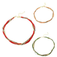 Load image into Gallery viewer, Set Kette Armband: Drei nickelfreie, 18-karat-vergoldete Leder-Bündelketten in Rot, Grün und Beige mit goldfarbenen Verschlüssen – bequem und allergikerfreundlich.
