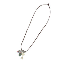 Load image into Gallery viewer, Lederband Kette braun goldfarben oxidiert Feder Schlüssel Amulett Katze
