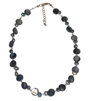 Load image into Gallery viewer, Halskette grau blau Perlmutt Muschel Perlen Scheiben
