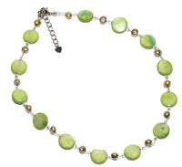 Cargar imagen en el visor de la galería, Damen-Halskette, hellgrün, türkis, gold, aus Perlen und Perlmuttmuscheln, ca.42-48cm
