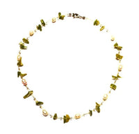 Cargar imagen en el visor de la galería, Kette Steinsplitter Perlen Glasperlen Damen Zuchtperlen Schmuck oliv grün weiß 42 cm nickelfrei
