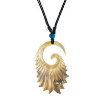 Cargar imagen en el visor de la galería, Halskette Perlmutt verstellbar Baumwolle Muschel Kette handgeschnitzt Türkis Stein Tomoe
