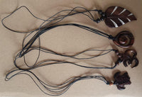 Load image into Gallery viewer, Halskette verstellbar Baumwolle Kette Holz Perlen Blatt Schildkröte Om Spirale
