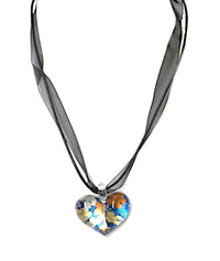 Cargar imagen en el visor de la galería, Glasanhänger mit Stoffkette, Bunt mit Muster, herzförmig, 3,5x2,5cmØ
