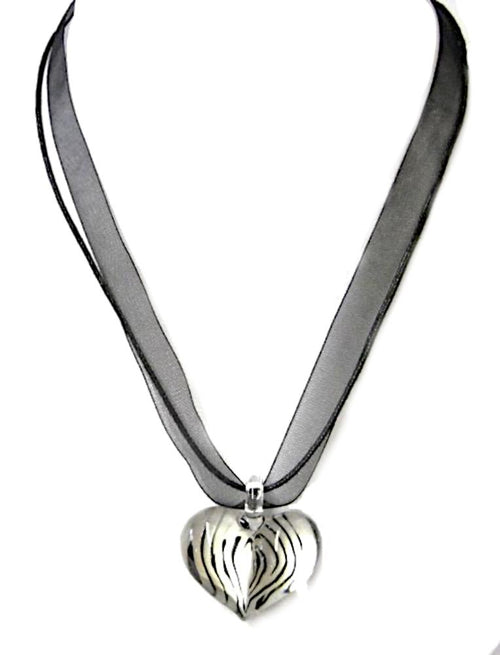 Glasanhänger mit Stoffkette, Weiß mit Strichen, herzförmig, 3,5x2,5cmØ