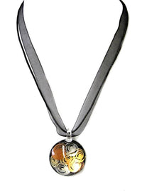 Cargar imagen en el visor de la galería, Glasanhänger mit Stoffkette, Schwarz mit Kreismuster, rund, 3cmØ
