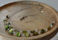 Load image into Gallery viewer, Halskette zweilagig grün Glasperlen Perlmutt Splitter
