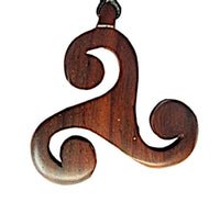 Cargar imagen en el visor de la galería, Celtic Viking braun Narra Holz Kette Triskele Halskette
