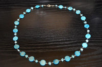 Load image into Gallery viewer, lange Perlen Halskette hell blau Perlmutt Scheiben 64cm
