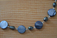 Load image into Gallery viewer, Halskette grau lila Perlmutt Muschel Perlen Scheiben
