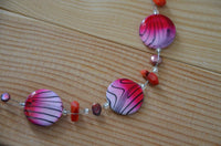 Load image into Gallery viewer, Halskette Perlmutt Zebra Perlen Koralle rot violett
