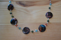 Load image into Gallery viewer, Halskette Perlmutt Muschel Scheiben Glitzer Perlen bunt
