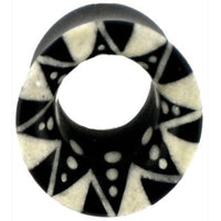 Load image into Gallery viewer, The Horn Flesh Tunnel schwarz weiß Zacken Muster is a striking black and white organic expander plug with a tribal starburst design—an unisex piercing accessory for unique style.
