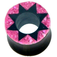 Cargar imagen en el visor de la galería, The Horn Tunnel schwarz Stern Muster pink handgeschnitzt is a circular black plug with a pink textured rim and bold eight-pointed star design, making it an eye-catching addition to your Ohrplug collection.
