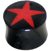 Load image into Gallery viewer, The Horn Plug schwarz mit rotem Stern handgeschnitzt Tribal Buffalo Tunnel Ohrstecker features a bold hand-carved red star, classic tribal style, and striking black/red tunnel design with a slightly flared base.
