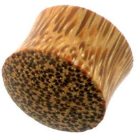 Cargar imagen en el visor de la galería, Close-up of a hell Holz Plug Punkte Muster Kokosholz handmade, featuring a textured, wood-like pattern with dark grainy spots, reminiscent of an Organic Tunnel or Kokosholz Plug.
