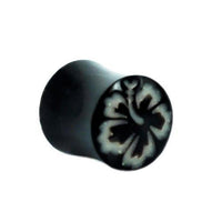 Cargar imagen en el visor de la galería, The Horn Plug schwarz Bone Inlay Hawaii Blume features a black cylindrical design with a white hibiscus flower, ideal as a stylish tribal piercing, organic expander, or decorative Ohrstecker.
