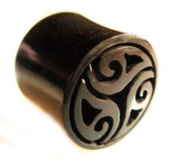Cargar imagen en el visor de la galería, Tribal Horn Plug Tunnel schwarz Horntunnel ausgeschnitzte Ornamente Organic Expander Tribal Piercing
