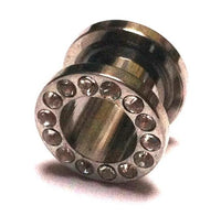 Cargar imagen en el visor de la galería, Metall Tunnel Chirurgenstahl Strass Kristall Inlay Unisex Plug Glitzerstein silbergrau Expander mit Hohlkern und einem Kreis klarer Strasssteine am Rand, präsentiert auf weißem Hintergrund.
