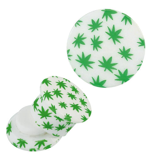 The Schraub Plug Acryl weiß und grüne Hanfblätter Piercing Ohrschmuck features a white round acrylic plug with green cannabis leaf patterns, displayed from side and top views against a plain white background.