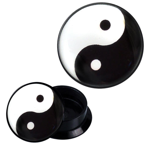 Two Schraub Plug Acryl schwarz weiß Yin Yang Piercing Ohrschmuck are shown: one opened to show its hollow inside, the other closed, both displaying the classic black and white Yin Yang symbol.