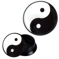 Load image into Gallery viewer, Two Schraub Plug Acryl schwarz weiß Yin Yang Piercing Ohrschmuck are shown: one opened to show its hollow inside, the other closed, both displaying the classic black and white Yin Yang symbol.
