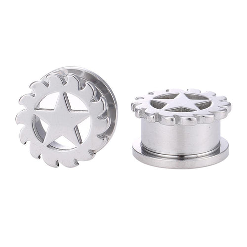 Zwei Schraubplugs aus Chirurgenstahl mit sternförmigem Ausschnitt und Zackenrand sind auf weißem Hintergrund zu sehen: Einer steht, einer liegt seitlich. Die dünnen silberfarbenen Tunnel Plugs zeigen das Stern-Design mittig.